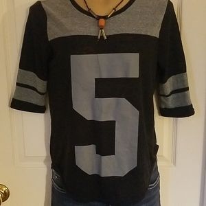 black/grey heathered three-quarter t-sh